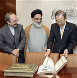اهدای دو كتاب سیاست نامه امام علي(ع) و نهج‌اﻟﺒﻼﻏﻪ ﺑﻪ دبیرکل سازمان ملل