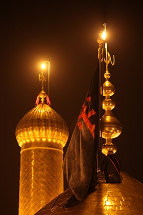 العتبات المقدسة تبدل الرايات الطاهرة ايذانا ببدء مراسم عاشوراء الامام الحسين {ع}
