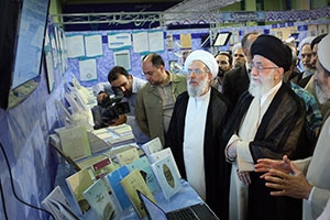 بازدید رهبر انقلاب از نمایشگاه تولیدات علمی و پژوهشی مؤسسه دارالحدیث