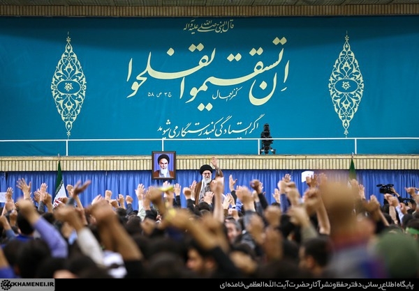 توکل به خداوند، و روحیه‌ی انقلابی‌گری، علاج مشکلات کشور