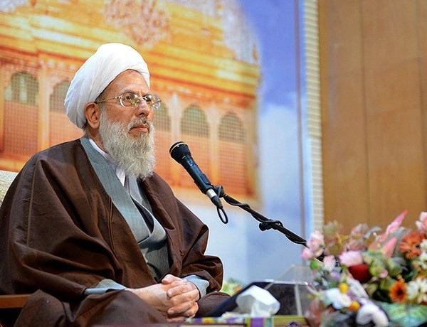 انسان عاقل کار خیر خود را بزرگ نمی پندارد