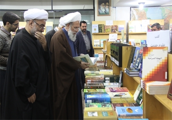 آیت‌الله ری‌شهری از نمایشگاه کتاب بازدید کرد