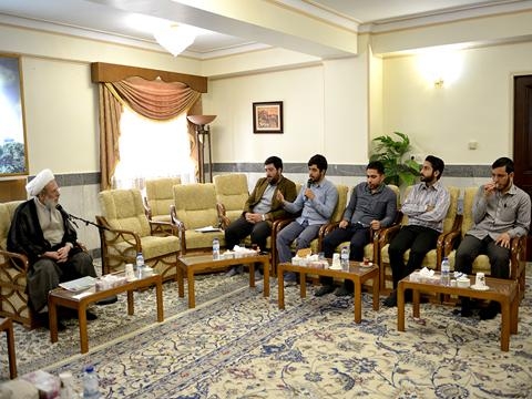 در حد توان از جوانان انقلابی و جهادگر در آستان مقدس حمایت می کنیم