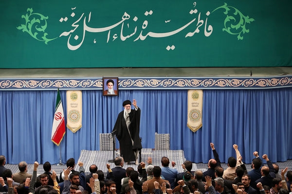 جوانهایمان را به سلاح تفکّری که در معارف اهل‌بیت (ع) و معارف فاطمی موج میزند، مجهّز کنیم