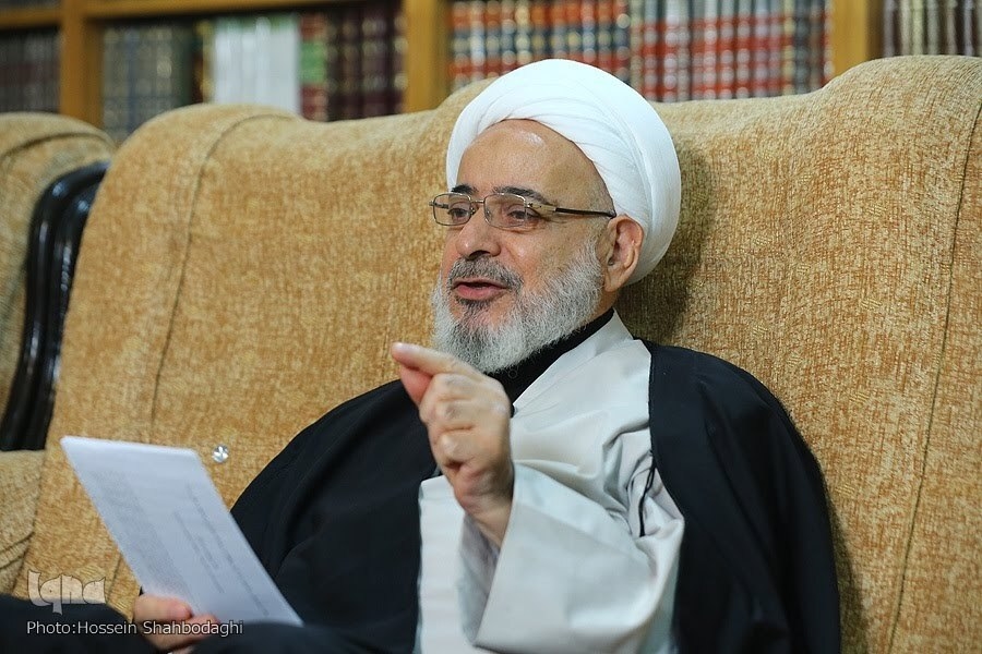 درس زندگی حضرت معصومه(س) اینست که امام زمان خود را فراموش نکنیم