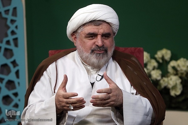 حضرت زهرا(س) همانند انبیا صاحب ملک عظیم است
