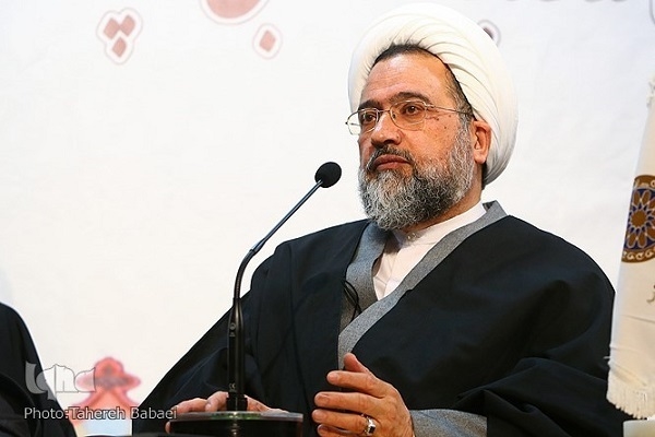 خطر اخباری‌گری و تقدم روایت بر قرآن