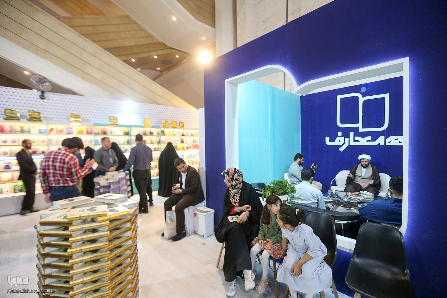 رایحه قرآن و عترت در نمایشگاه کتاب