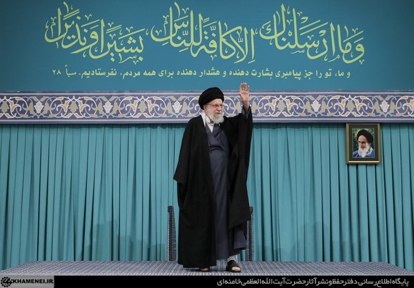 امروز مؤمنان میتوانند دنیا را از سراشیبی فساد بیرون بکشند و به سمت نجات و شرافت ببرند