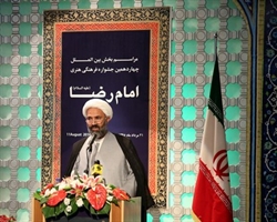 توجه به شخصیت سیاسی امام رضا(ع) به عنوان یک اسوه